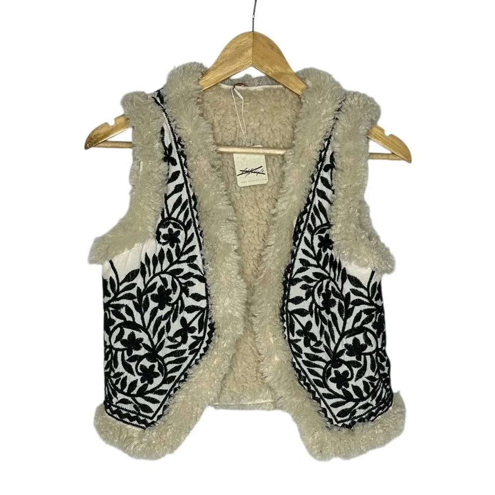 NWT FP One Noelle Sherpa Vest in ivory/black xs
